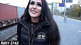 Немка в туалете вокзала соглашается на секс за деньги