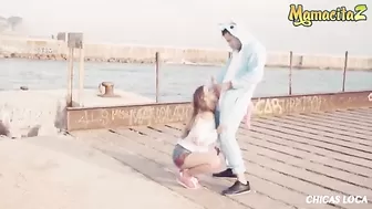 Красивая девушка на пристани отдается пацану в пизду