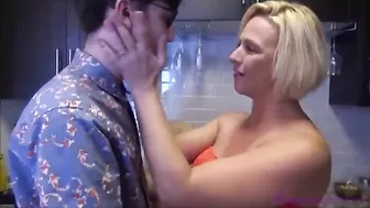 Очкастый ботаник трахает грудастую мамашу лучшего друга