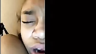 Темнокожая шалунишка сосет член друга и ласкает его нежными ступнями