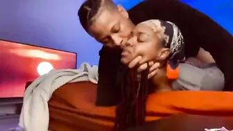 Негритянка с большой задницей завела друга в спальню, встала раком и предложила быстрый секс