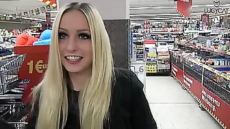 Молодой пикапер трахает белокурую тёлочку в сочную киску на прилавке в супермаркете