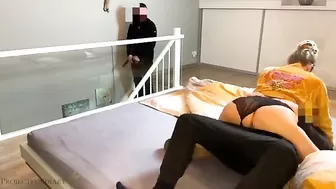 Толстая шлюшка в трусиках принимает двух клиентов дома и трахается по очереди с ними