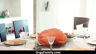 Молодой чувак жарко оттрахал свою тёлку в потекшую пилотку на родительской постели