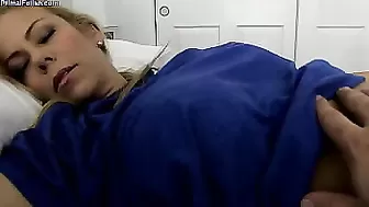 Молодой парниша снял на камеру голую сонную мамку и хорошенько ее трахнул