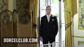 Стройная невеста перепихнулась с тремя гостями на своей свадьбе на столе