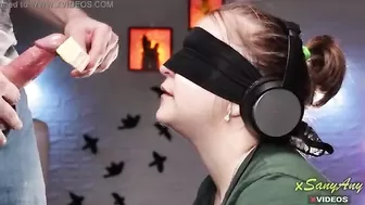 Парниша сначала дал пососать брюнетке мороженое а после свой большой член