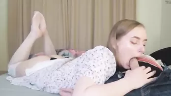 Неопытная девушка учится делать минет на члене отца