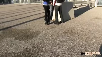 Француженку в подъезде мужики поимели в обе дырочки