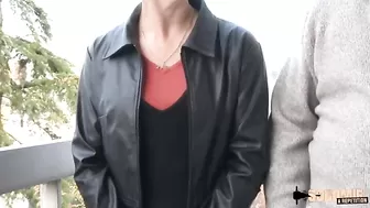 Доверчивая тетка с разработанными отверстиями классно ебется с двумя незнакомцами