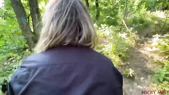 Сисястая телка в джинсах дает раком и глотает сперму на природе